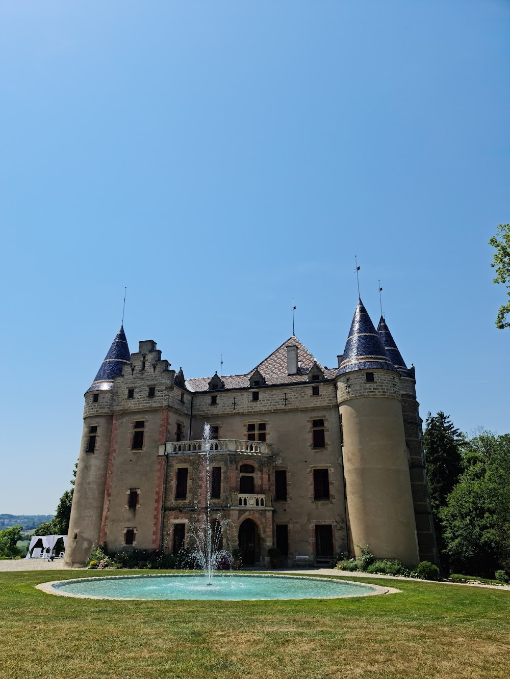 Le crime est notre affaire : Charpentier's castle