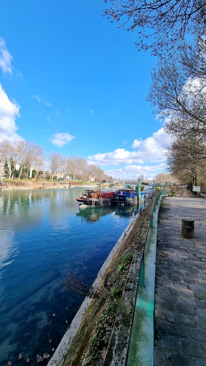 Le dernier des Juifs : Ruben washes cookware in the river