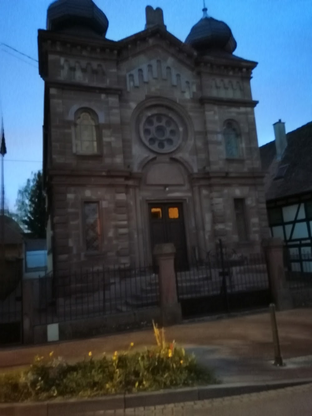 Le dernier des Juifs : Ruben goes to an Alsatian synagogue to apply for a job as a beadle