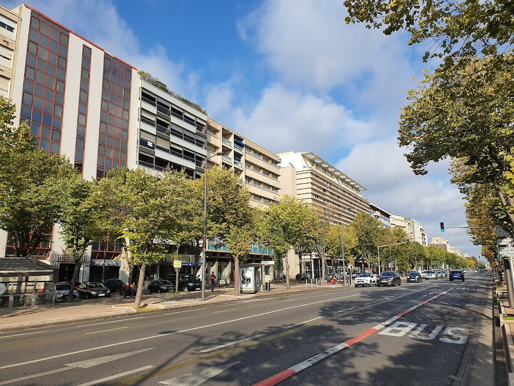 La brindille : street scene