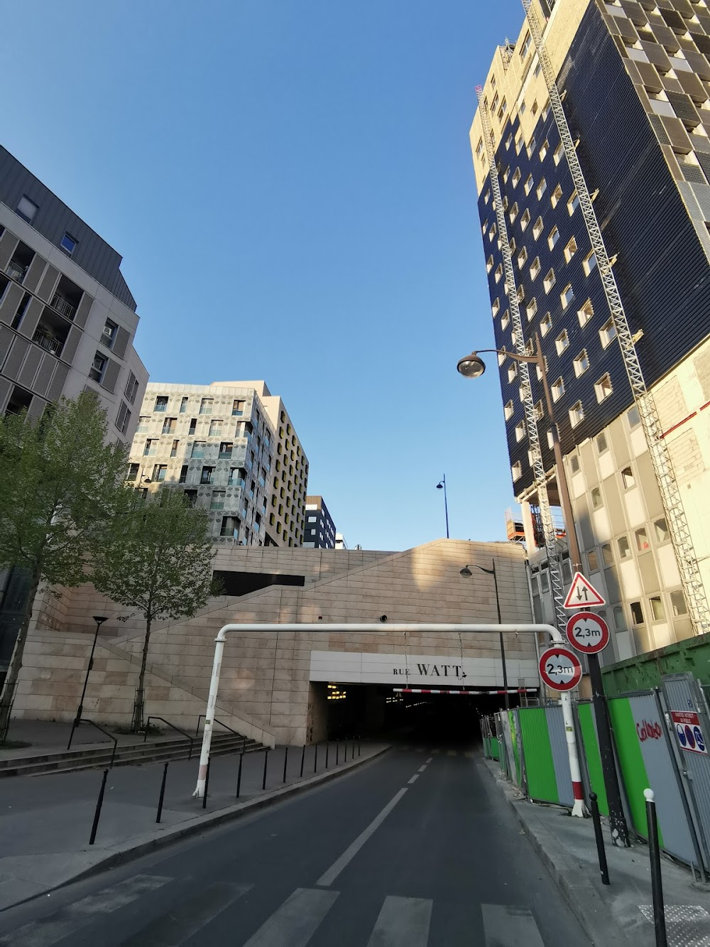 Papy fait de la résistance : Hélène's car passes through an underground passage under a railway