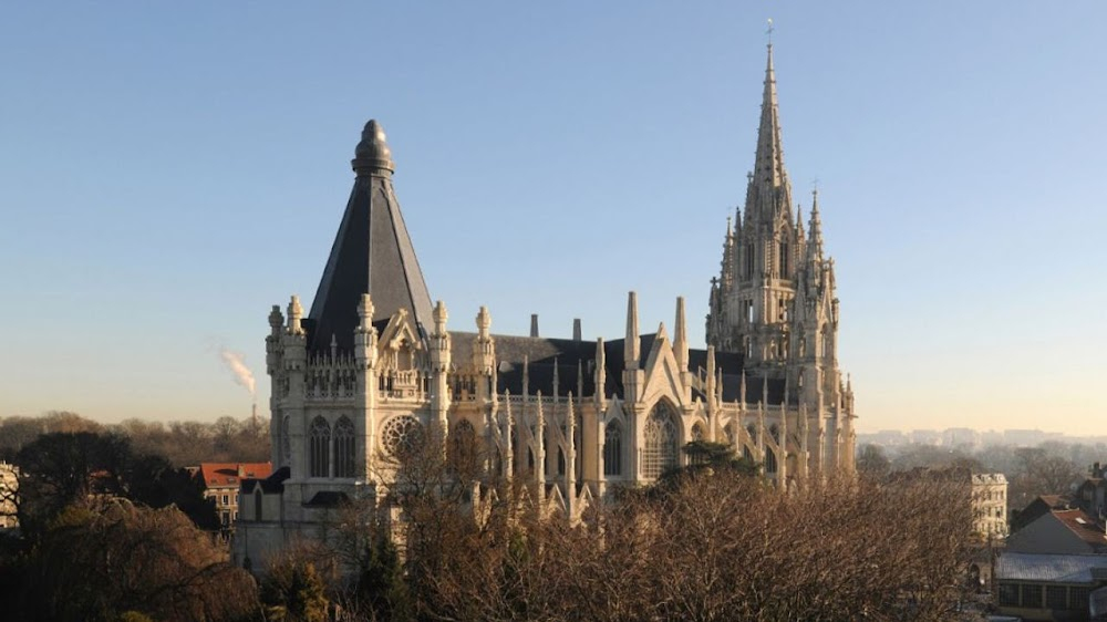 Le fidèle : Church in the background in final scene