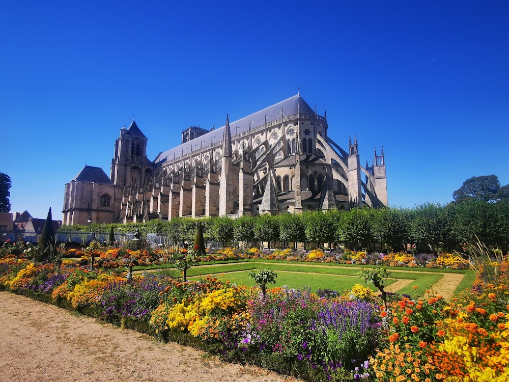 Le franciscain de Bourges : the Franciscan meets the local Resistance network leader