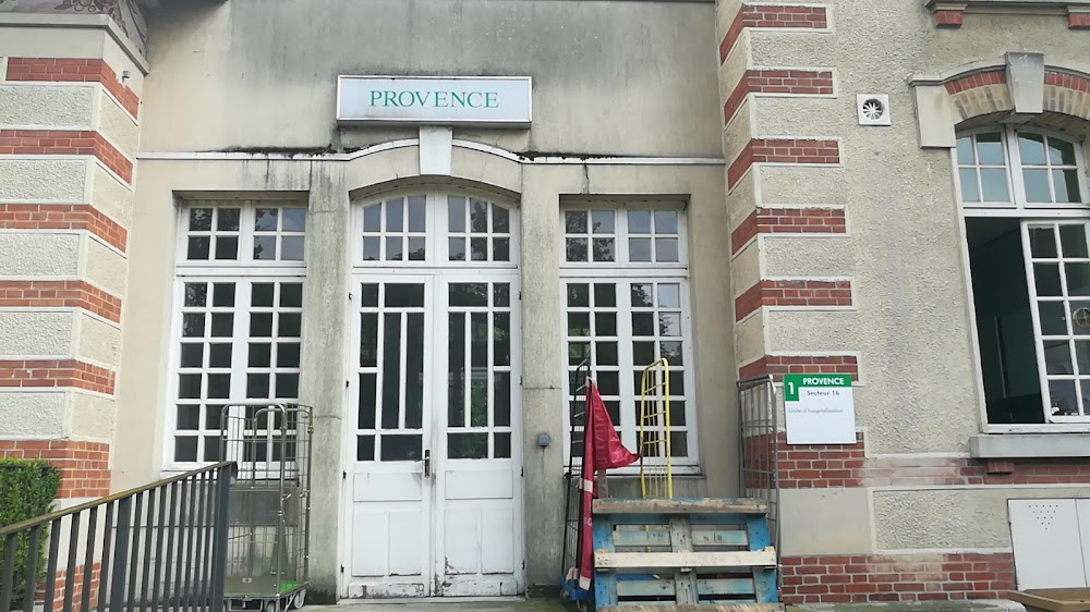 Rouges étaient les lilas : apartment building and cemetery