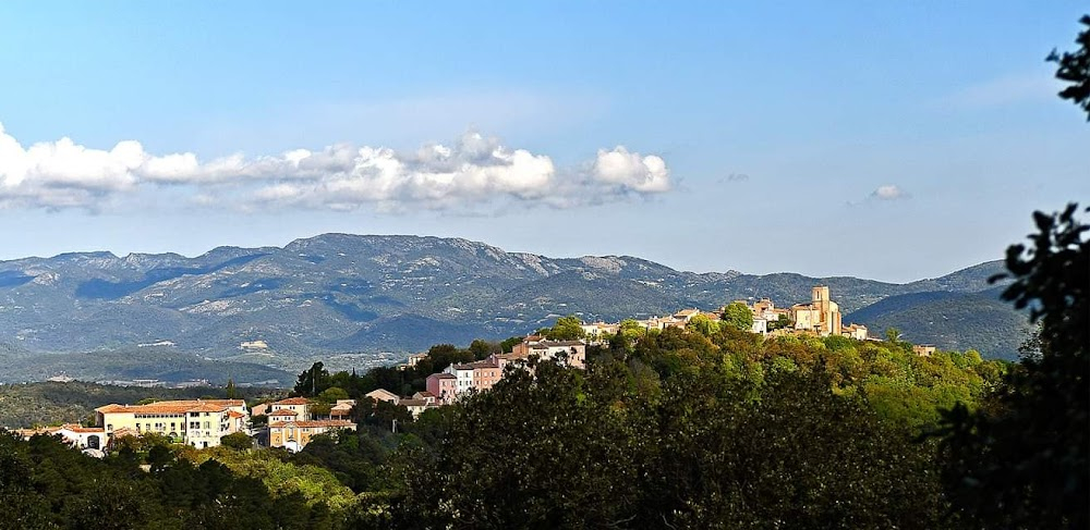 La collectionneuse : small hilltop village