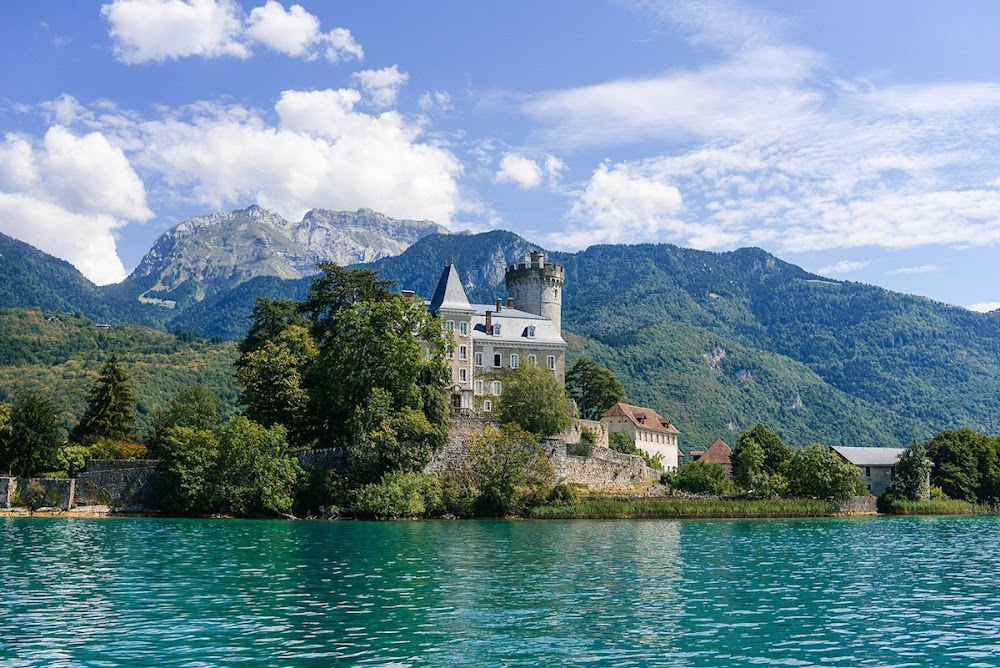 Chère Louise : Jeanne walks on the shore of the lake; Louise's boat trip with Frédérique