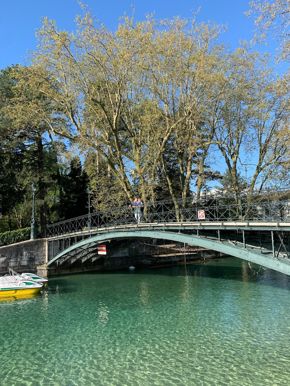 Le genou de Claire : Jérôme in his boat meets Aurora who stands on the footbridge