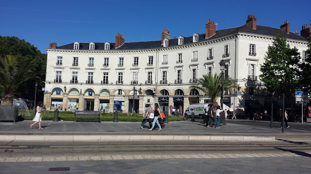 Le grand amour : scenes taking place at the Café de Paris