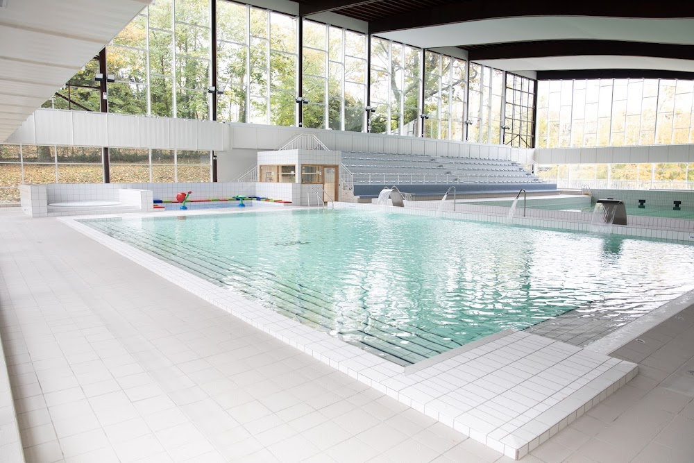 Le grand bain : swimming pool interiors