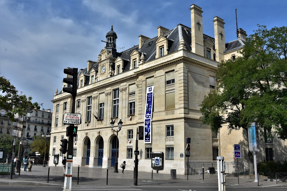 Le grand restaurant : police station