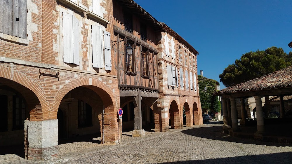 Le lieu du crime : street scenes, hotel, bridge over river