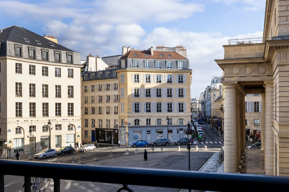 Le mouton enragé : Nicolas enters a hotel where Marie-Paule is waiting for him