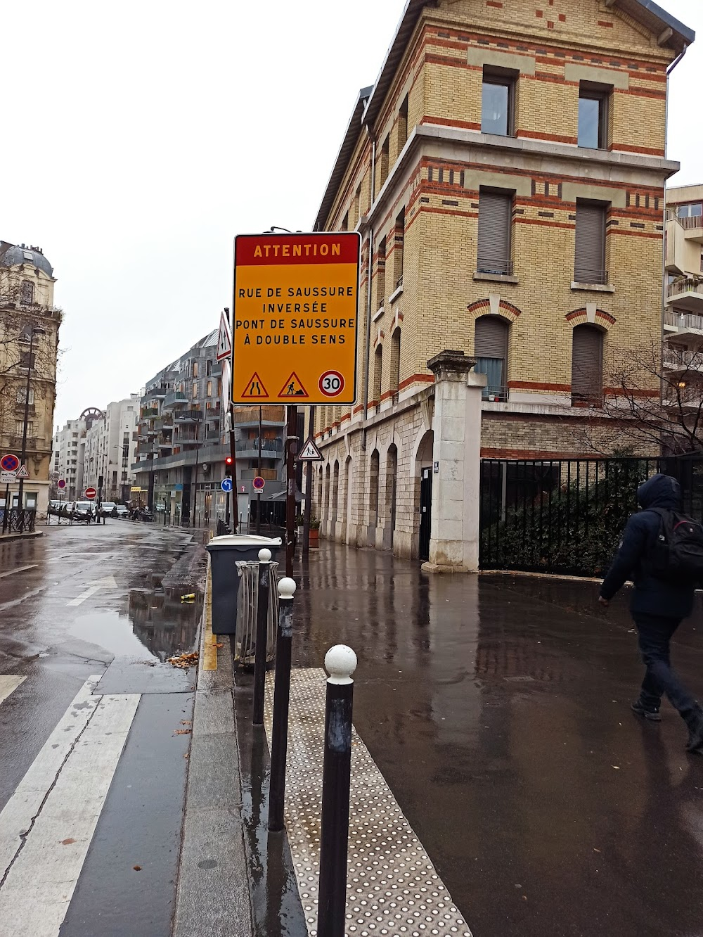 Le mouton enragé : Nicolas and Marie-Paule walk down a street