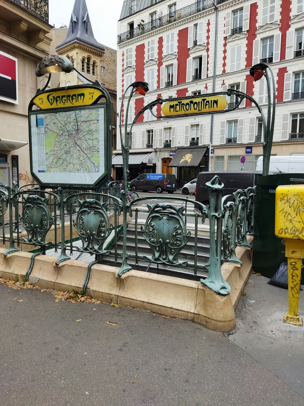 Le mouton enragé : Nicolas enters a metro station