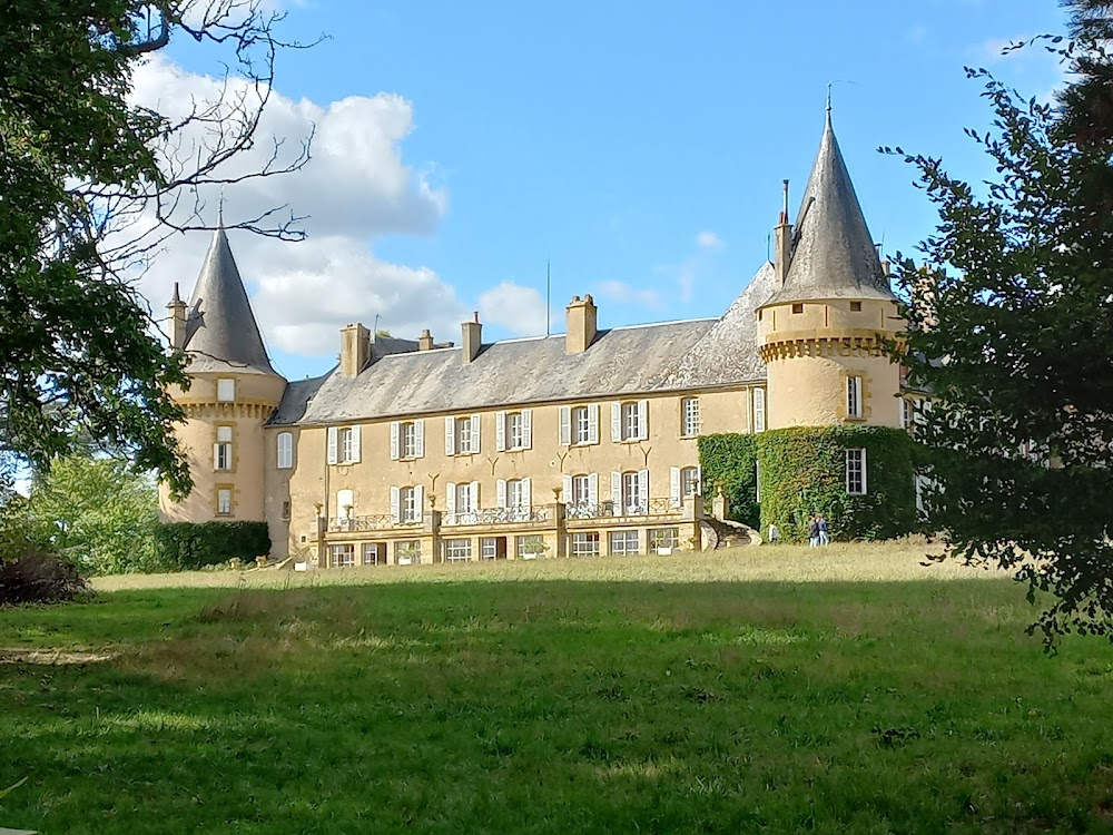 Le mystère de la chambre jaune : exterior and interior locations, main location