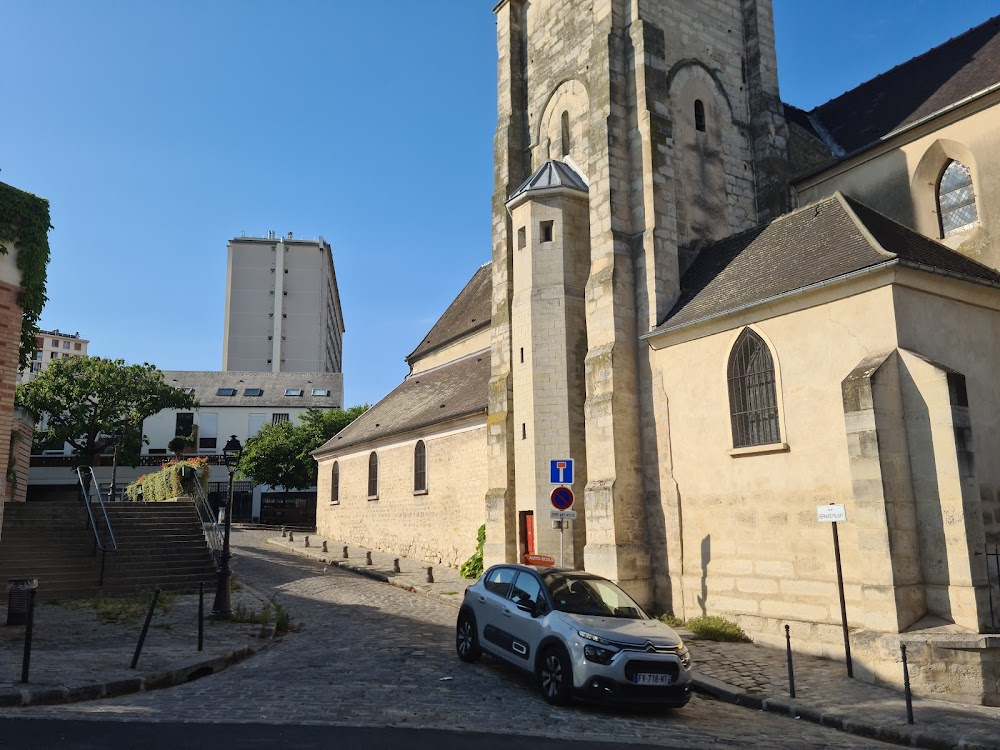 Le mystère des jonquilles : Sam meets Merlin in front of church