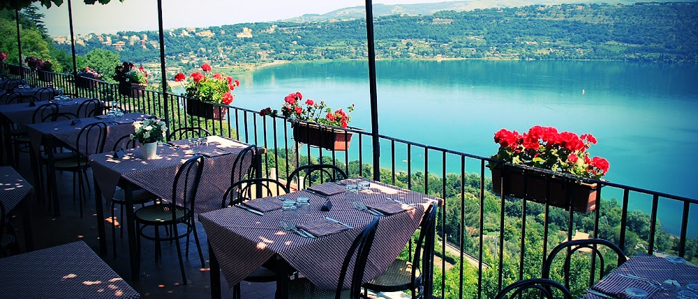 Le notti di Cabiria : Oscar and Cabiria have lunch under the arbors of a restaurant terrace