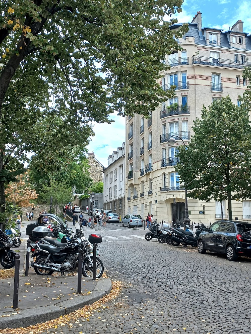 Mata Hari, agent H21 : Mata Hari hiding at N°31, in front of Banque Des Pays-Bas exteriors at N°24