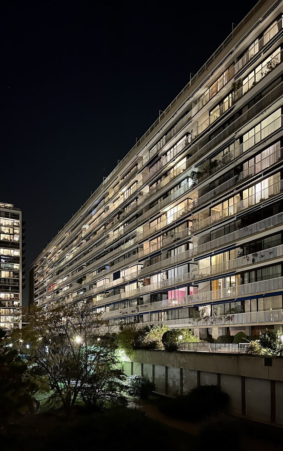 L'amant double : Chloé's housing complex, street level