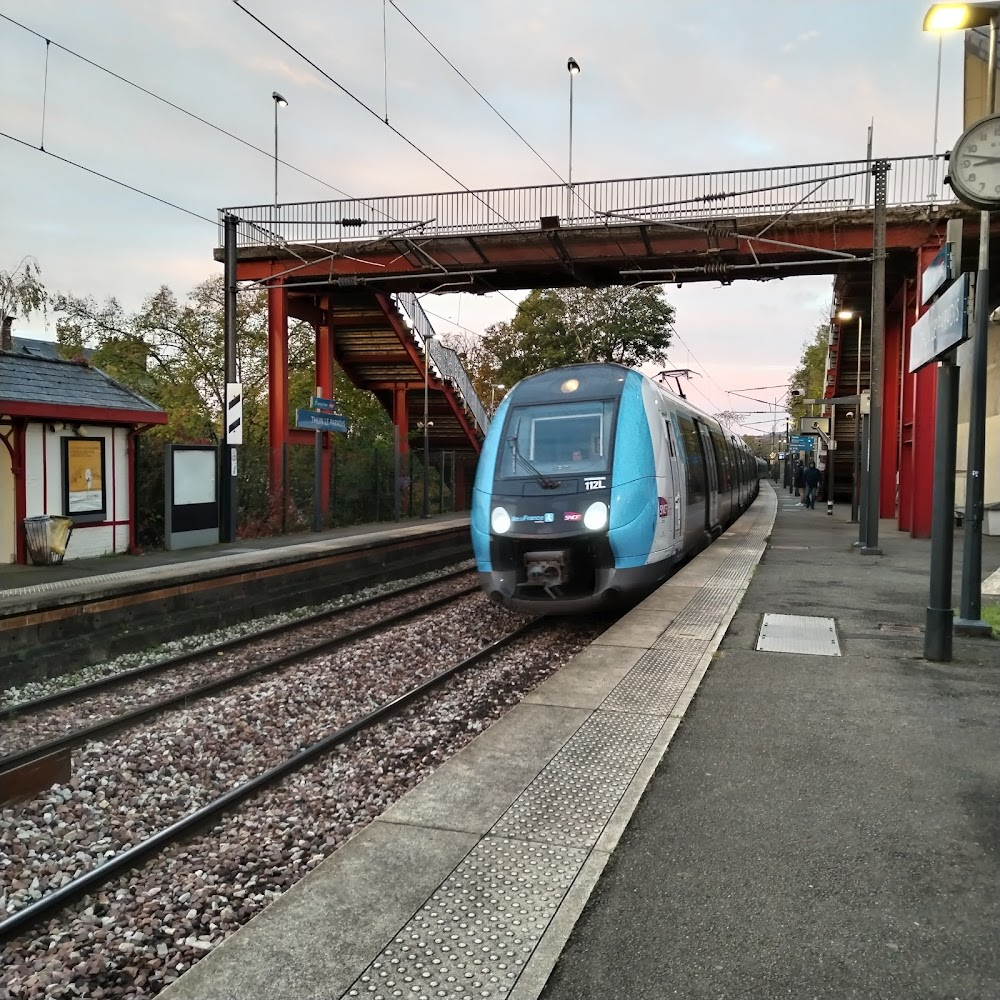 Le refuge : suburban train station