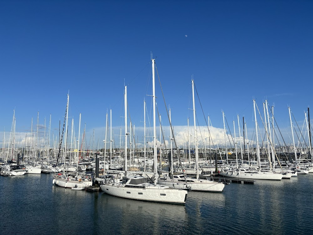 Le règne du jour : The Tremblays visit La Rochelle harbor