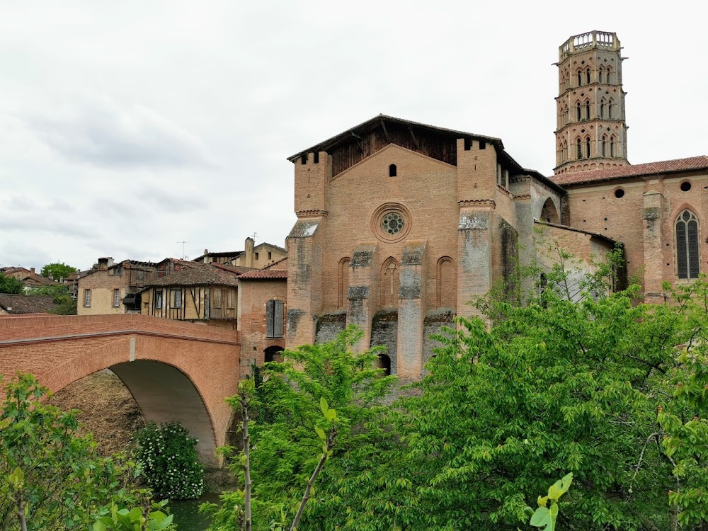 Le retour de Martin Guerre : villagers cross the bridge to enter Toulouse