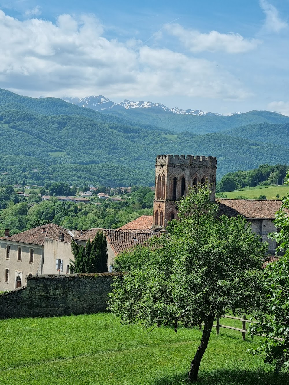 Le retour de Martin Guerre : villagers settle in city hall's cloister