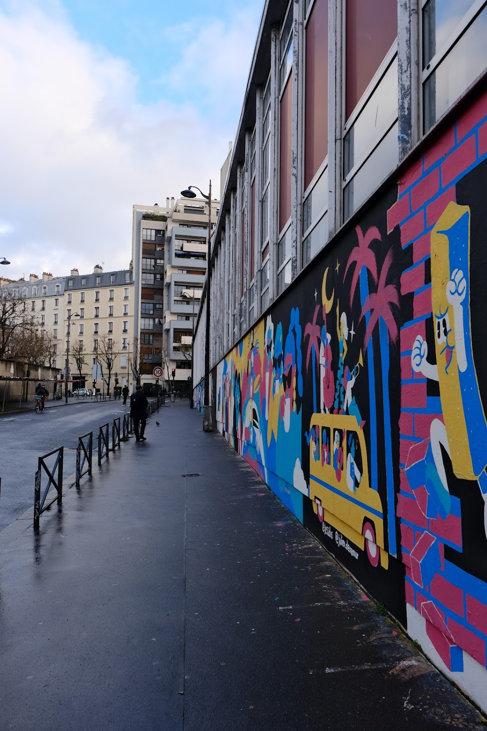 Le rouge est mis : opening scene: hold-up outside bank at Place Colonel Fabien