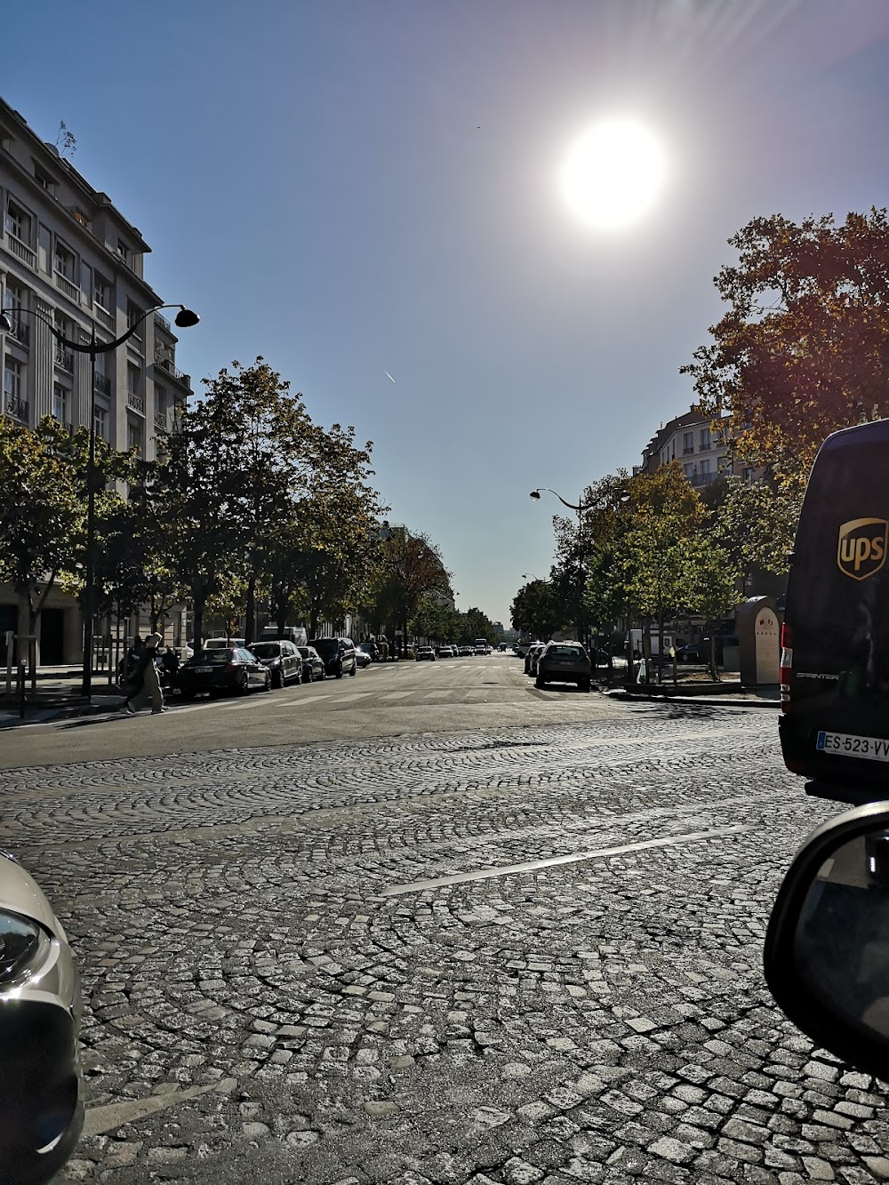 Le silencieux : the car of the DST agent speeds down an avenue to escape the KGB killers