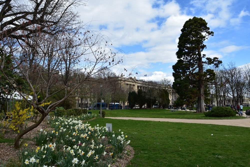 Le Tigre et le président : Deschanel runs after the sheets of his speech that fly away