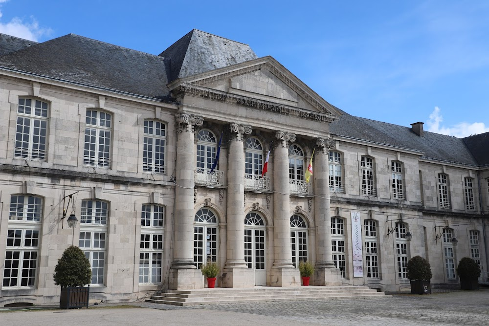 Le train de huit heures quarante-sept : view of the Commercy Castle