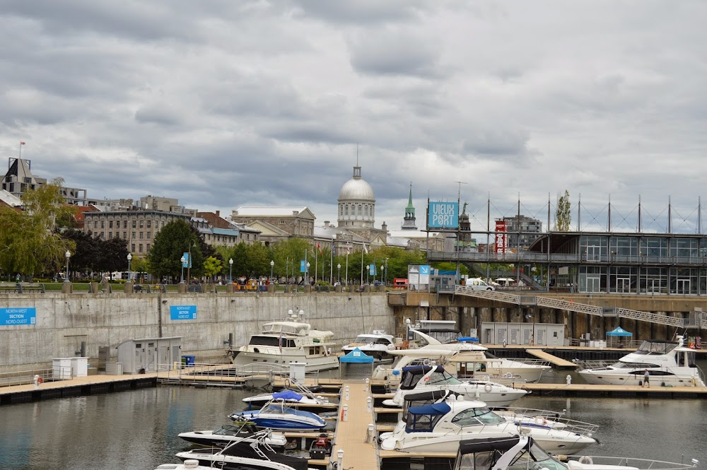 Le trip à trois : Simon works at the Vieux Port