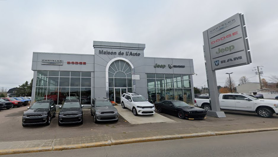 Le vendeur : Scenes at the car dealership