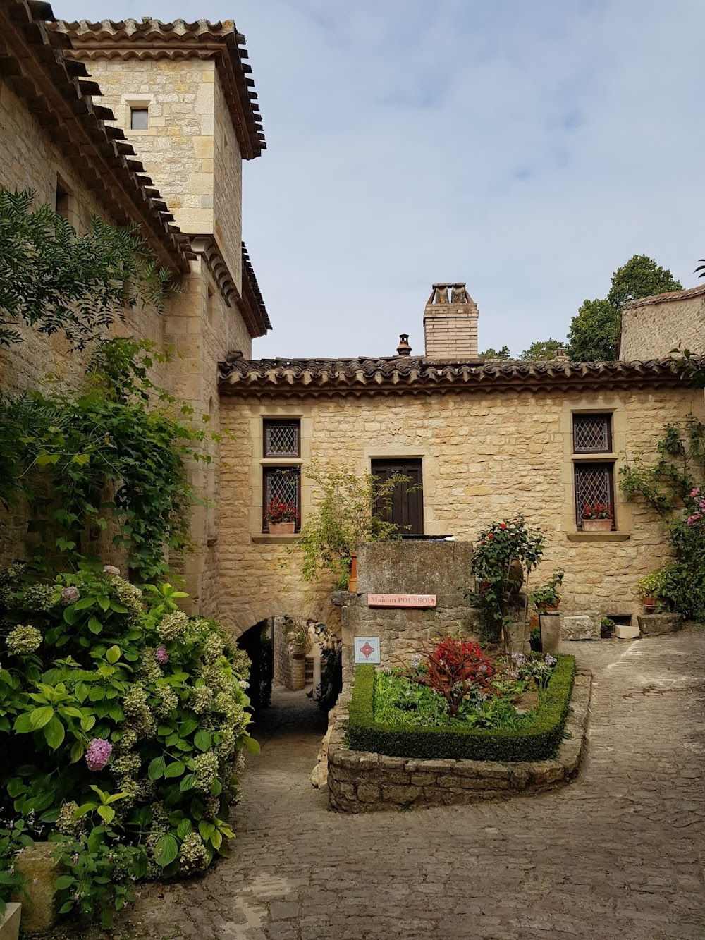 Le vieux fusil : Castle courtyard, house, cliff