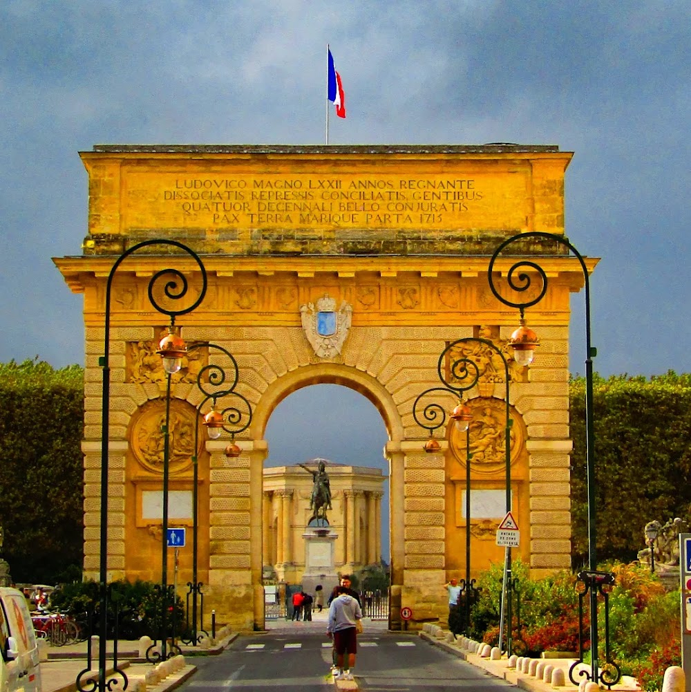 L'emmerdeur : courthouse and hotel