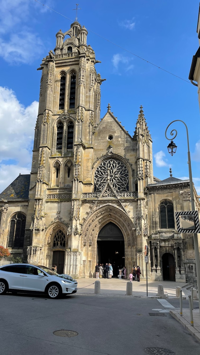 Mademoiselle de Joncquières : Outside a cathedral, the marquis forces attentions upon Mademoiselle de Joncquières and her mother