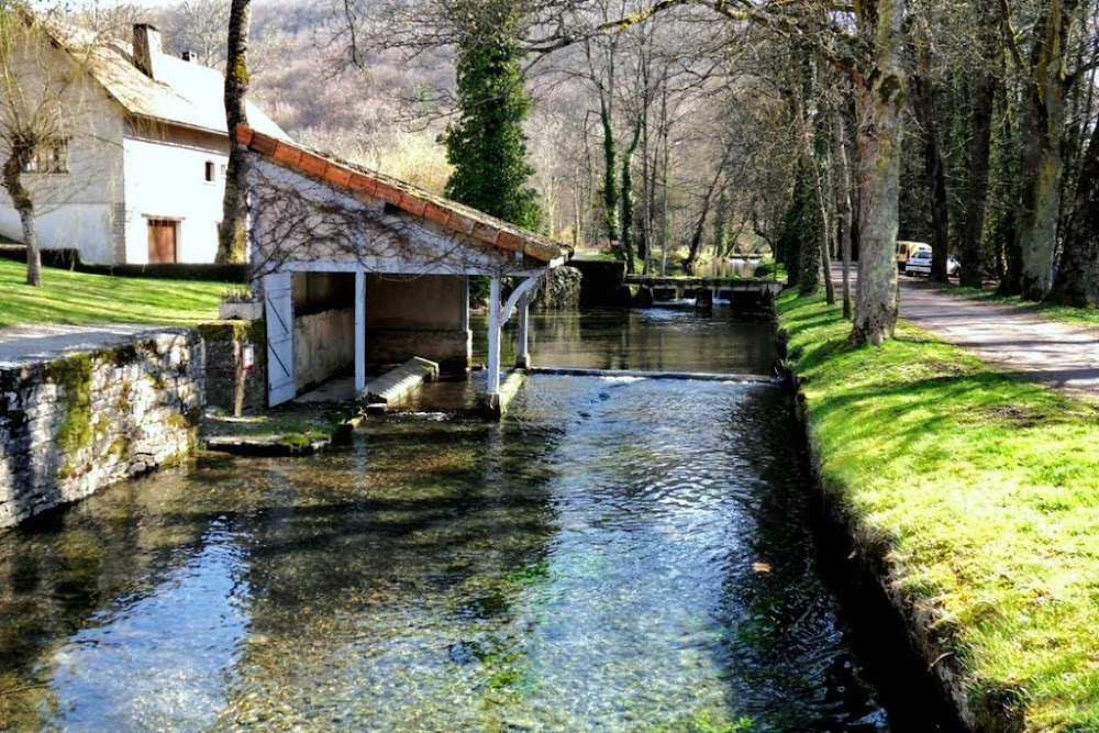 Les amants : Stop off at village on trip to Dijon