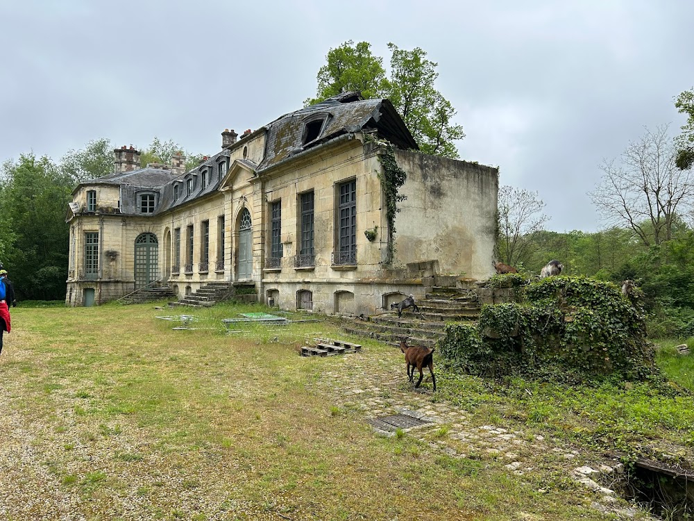 Les aristos : the uncle's château