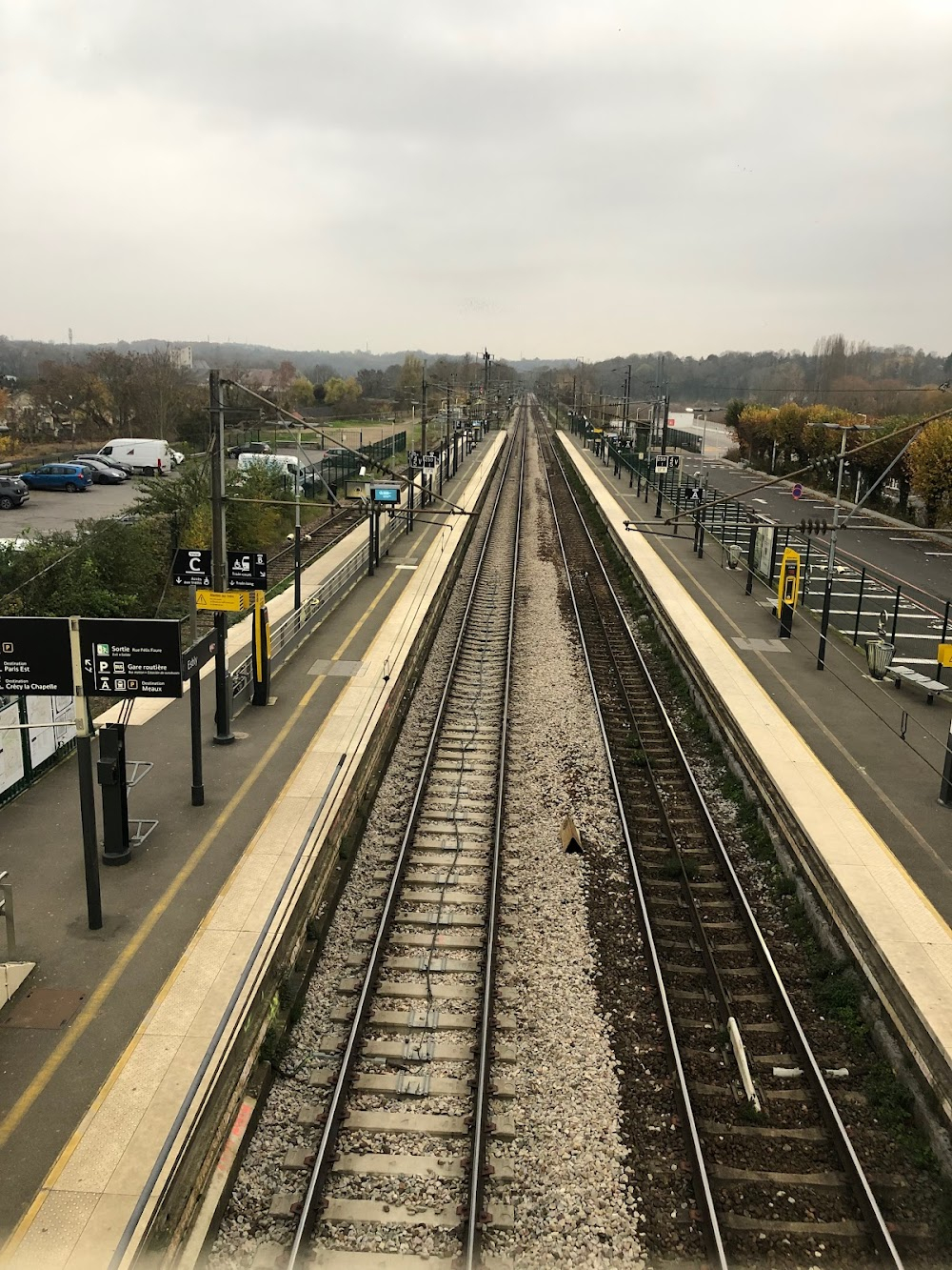 Les aristos : a family waits on the platform of the rail station