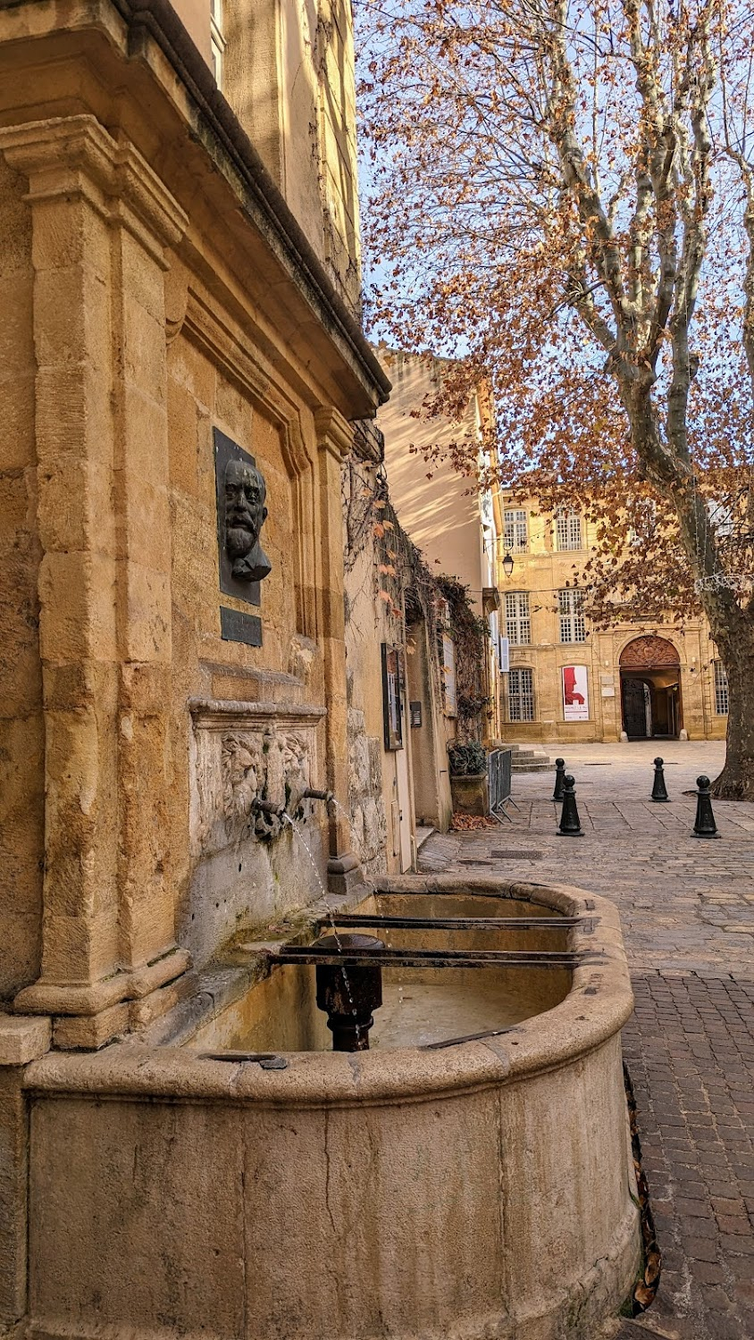 Les assassins de l'ordre : police station exteriors