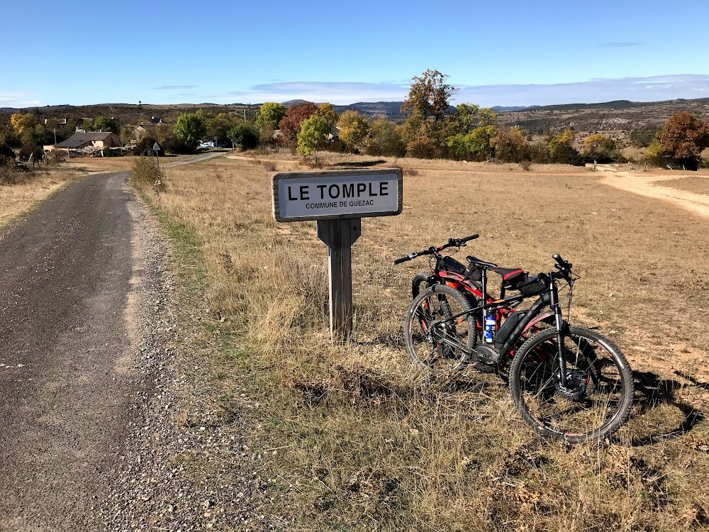 Les aventuriers : scenes at Laetitia's adoptive parents' sheep pen