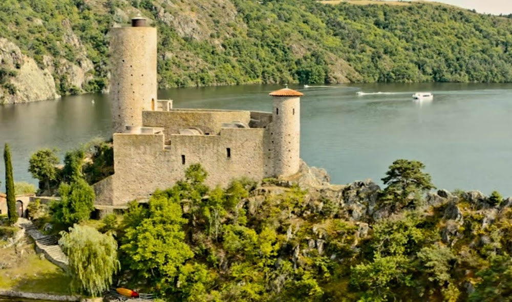 Les ballets écarlates : castle on island