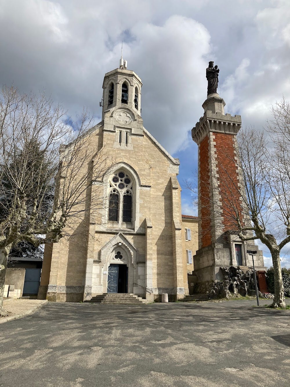 Les ballets écarlates : church overlooking the city