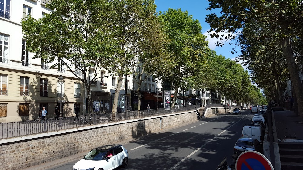 Les chansons d'amour : Ismaël and Jeanne walk down a street