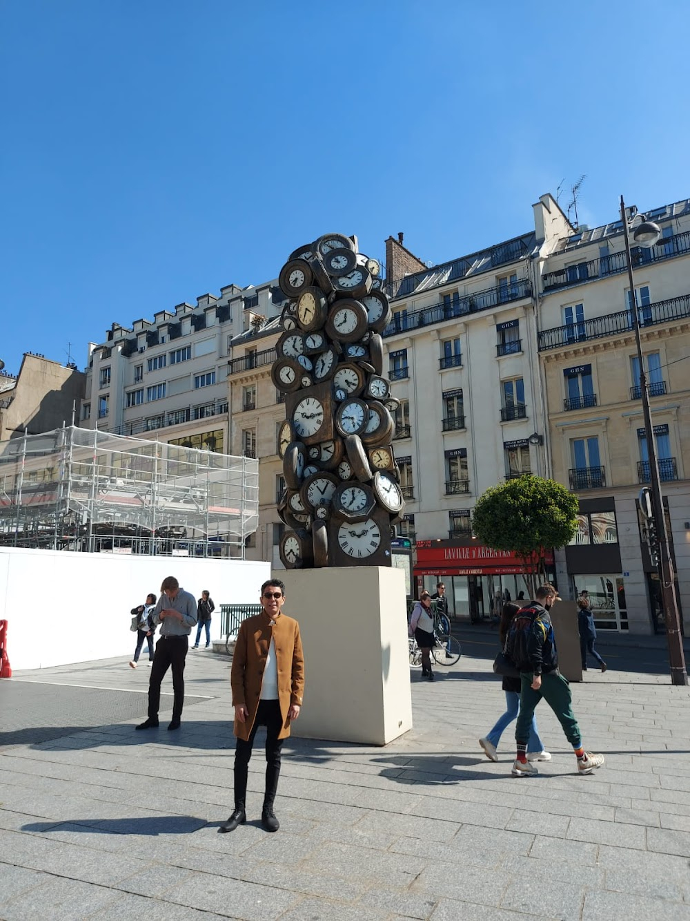 Les chansons d'amour : Ismaël walks down a street