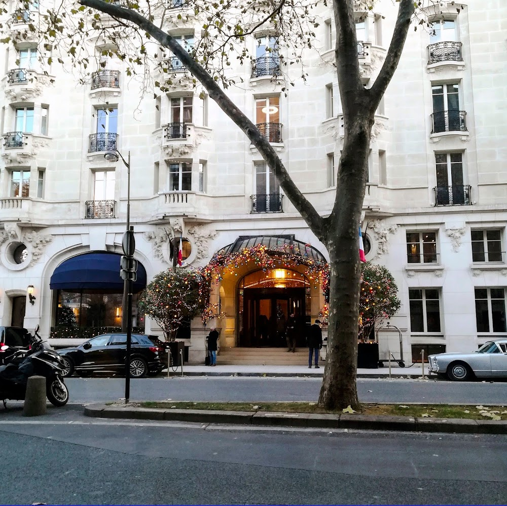 Comment je me suis disputé... (ma vie sexuelle) : group of friends get out of the cafe to go to Jean-Jacques and Valérie's for dinner