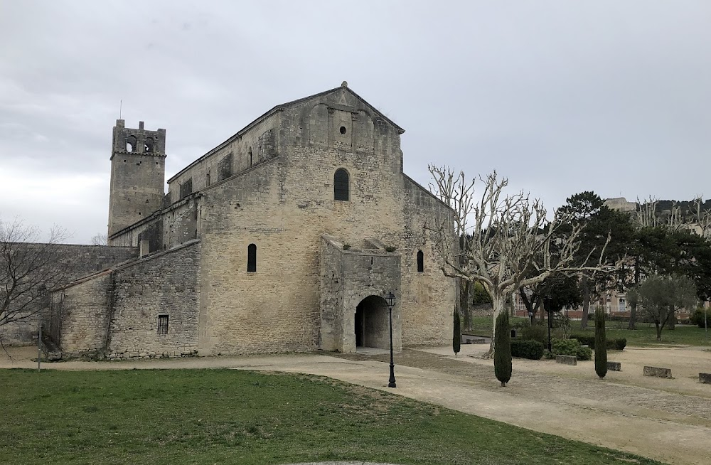 Les choses qu'on dit, les choses qu'on fait : the cloister and the sarcophagus seen by Daphe and Maxime