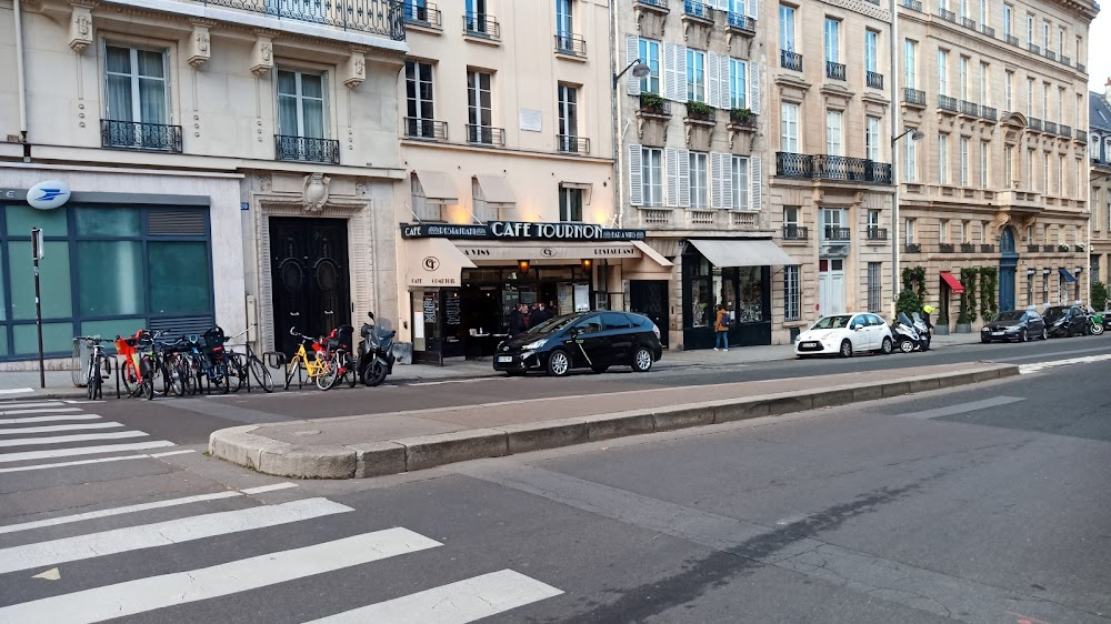 Le mouton enragé : exteriors: Nicolas' apartment