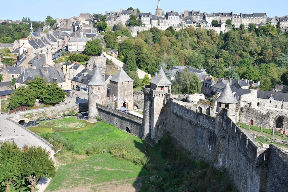 Les chouans : Marie leaving the city through the Castle walls