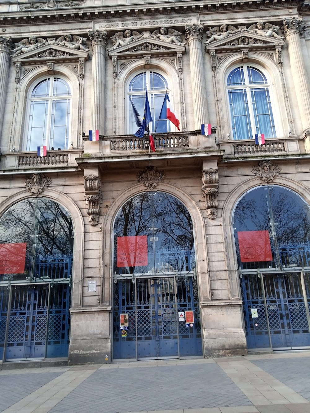 Les compagnons de la marguerite : city hall where Matouzec falsifies the first marriage register